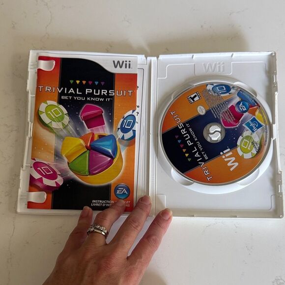 Trivial Pursuit: Bet You Know It for Wii - Multicolor - Picture 3 of 5